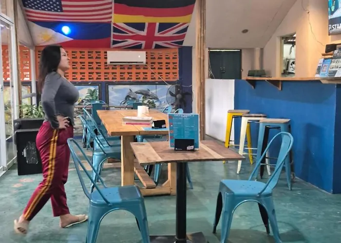 Hostel Lucy's Diner Cafe