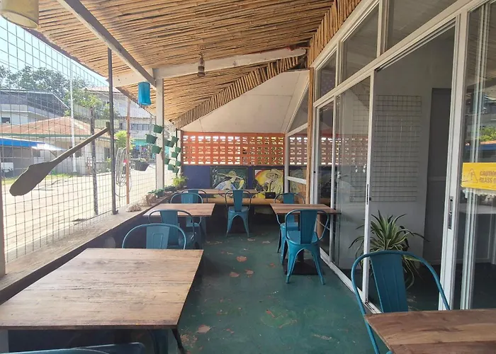 Lucy's Diner Cafe Hostel *
