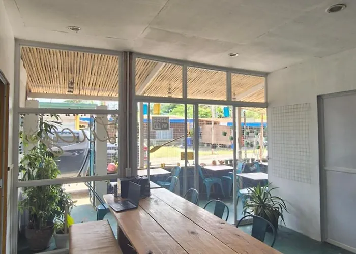 Hostel Lucy's Diner Cafe