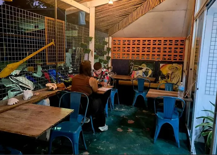 Hostel Lucy's Diner Cafe
